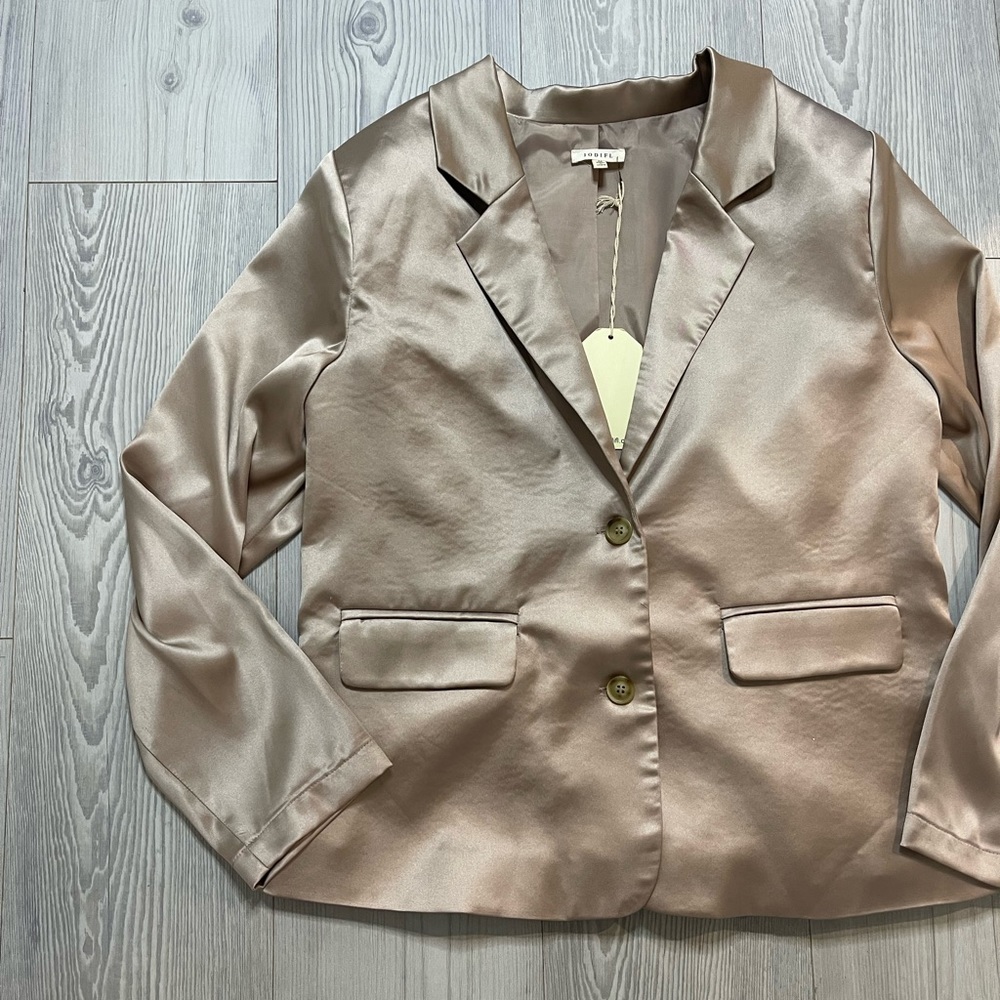 Silky Dinner Blazer 🤍 - Picture 3 of 5